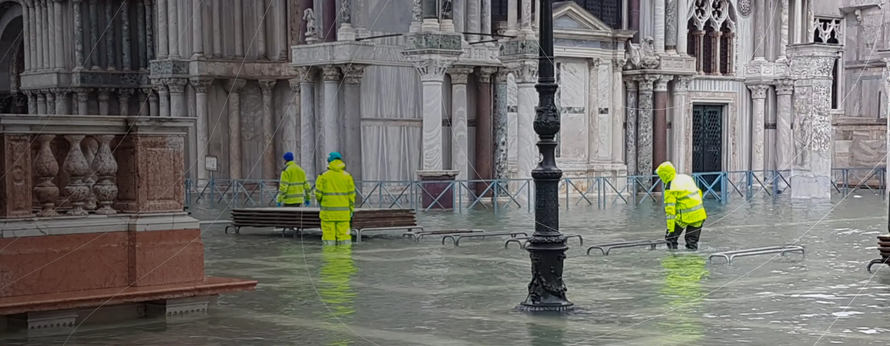 Operatori Veritas alle prese con l'acqua alta in piazza san marco a venezia