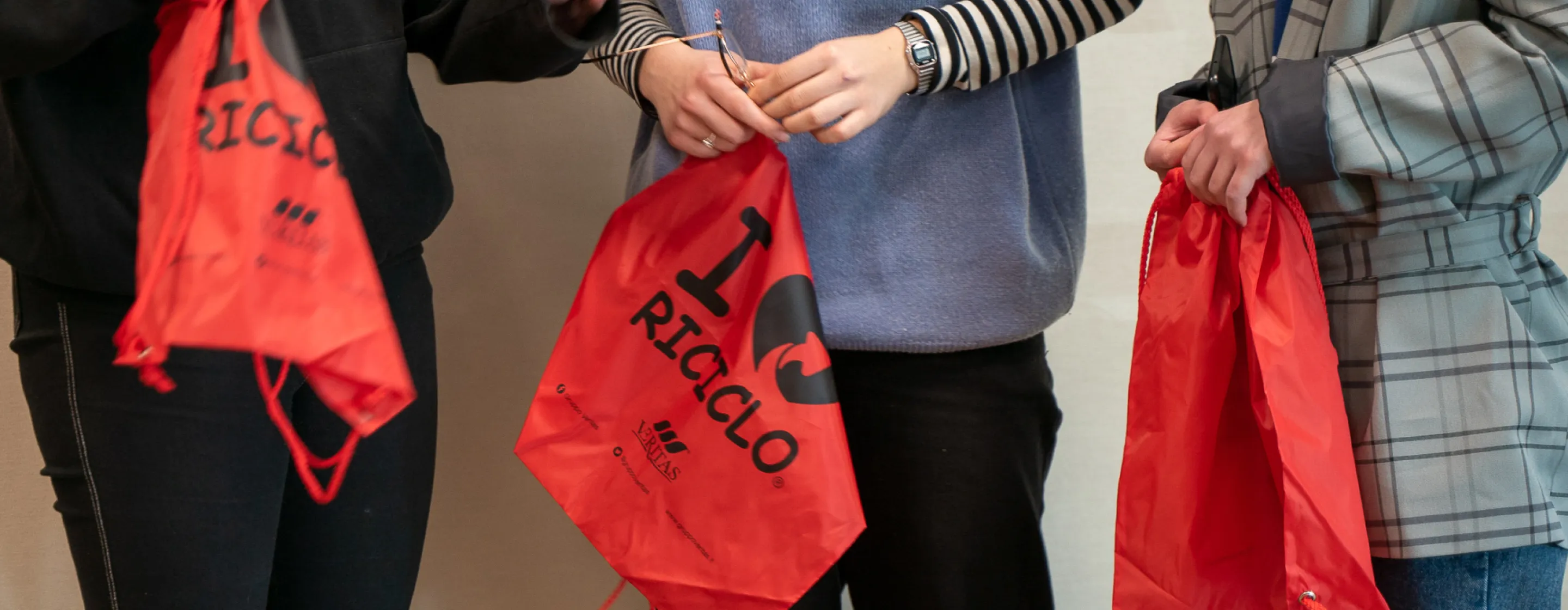 Bambini con borsa Veritas con scritto Io riciclo