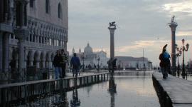 Allestimento passerelle con acqua alta