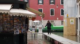 Allestimento passerelle con acqua alta