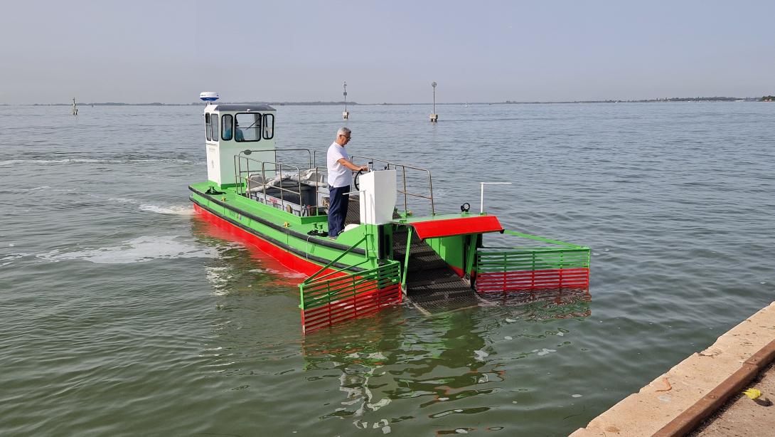 La barca per la raccolta della plastica galleggiante in navigazione