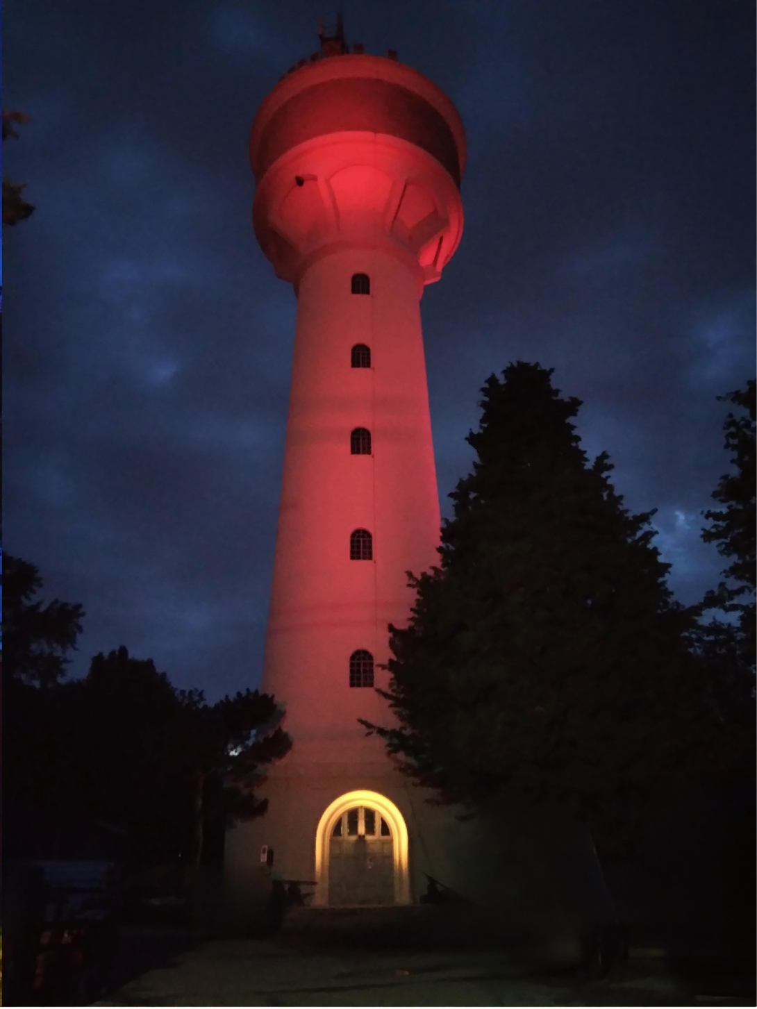 La torre dell'acquedotto di Marghera illuminata di rosso
